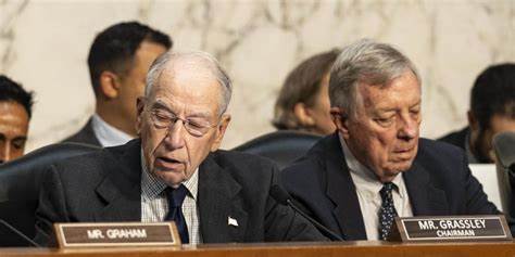 围绕H-1B高技能签证与大型科技公司裁员潮,参议员要求更多透明度与问责,文章解析政策背景、监管盲点、对员工与行业的影响,并提出可行的合规与改革建议
