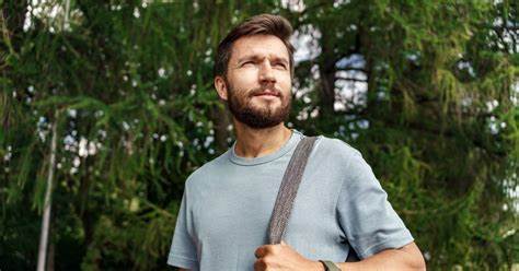 重新就业后如何合理规划退休储蓄,权衡401(k)高额贡献的利弊,结合实际财务状况制定理智的投资策略,助你实现长期稳健增长和财务自由。
