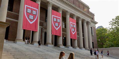 解析特朗普政府试图通过暂停或削减联邦资助来对哈佛大学施压的政治背景、法律路径与潜在后果,评估对学术自由、高校研究与美国高等教育竞争力的影响并探讨可能的应对策略
