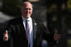 汤姆·霍曼,特朗普前边境管理官,被曝涉嫌从卧底联邦调查局特工处接受5万美元现金,案件引发广泛关注。本文深入探讨事件背景、调查进展及其对美国政治和边境政策的潜在影响。
