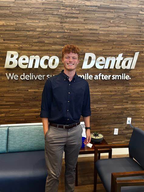 深入探讨埃里克·马丁内斯作为Benco Dental区域销售经理的职业背景、工作职责及其对牙科行业的影响,展示其如何通过专业销售策略推动公司业绩增长,并为牙科设备市场注入活力。
