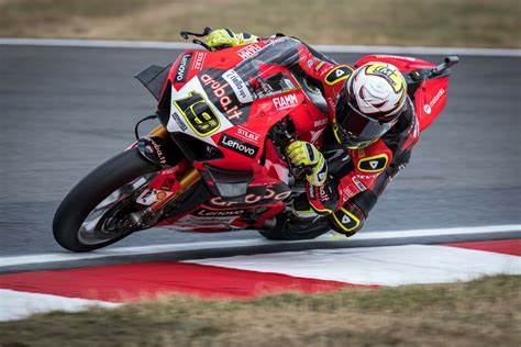 世界超级摩托车锦标赛(WorldSBK)赛车手巴乌蒂斯塔(#19)成功接受手术,目前正在术后恢复期。本文将深入探讨他的伤情进展、赛季影响及赛事前景,为摩托车运动爱好者提供全面解读。
