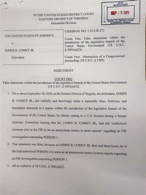 美国司法部对前联邦调查局局长詹姆斯·科米提起刑事指控,成为特朗普针对政治对手展开报复行动的最新举措。此举标志着美国司法系统政治化风险的加剧,并引发法律界和公众的广泛讨论。本文深入解析案件背景、指控内容以及相关政治影响。
