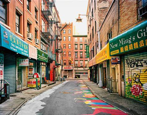 从旧金山到多伦多,摄影师Morris Lum以胶片相机记录北美二十余座唐人街的街景、店面与人文变迁,呈现绅士化、移民潮流、疫情冲击与社区自救的复杂面貌,并探讨保护文化遗产与延续族群记忆的路径。
