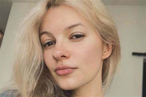 讲述了乌克兰难民Iryna Zarucka在美国夏洛特遭遇致命刺杀的事件,深入剖析案件背景、凶手情况及其引发的社会安全和政治讨论,反映出现代城市安全挑战和难民命运的现实。
