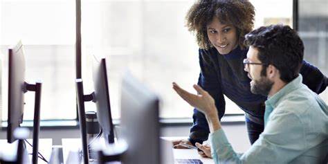 随着大型企业对错误频出的人工智能技术逐渐退缩,人类技能的重要性再度被凸显。职场正经历一场重新洗牌,哪些人类能力将成为未来竞争力的核心?本文深入探讨现阶段AI应用的挑战与人类技能如何引领职场新趋势。
