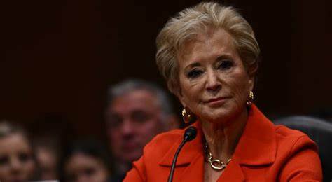 美国教育部计划通过消费教育与申诉办公室向学生和家庭提示联邦学生贷款的"收益与风险",但在贷款暂停结束、逾期与违约高企、大量收入驱动还款申请积压的背景下,该举措遭到消费者权益组织与债务援助项目批评,认为更紧迫的服务与政策问题应当优先解决。
