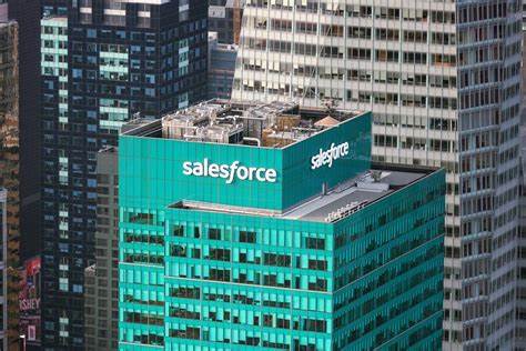 回顾过去十年Salesforce股票的表现,剖析其惊人的增长轨迹和潜在价值,帮助投资者理解这家科技巨头如何实现资本增值,为未来投资决策提供参考。
