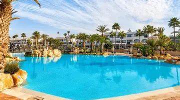 深入了解摩洛哥丰富的文化底蕴、多样的旅游资源及彩虹旅行社提供的灵活多样的假期选择,帮助旅行者打造理想的休闲与探险体验。摩洛哥作为近年来极具吸引力的旅游目的地,通过优质的服务体验,为游客带来独特且难忘的旅程。
