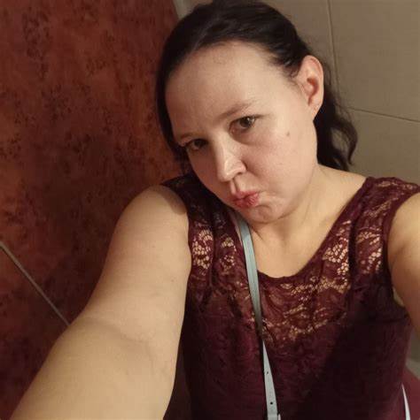 分享一段长达三十年的婚姻走向终结的心路历程,探讨情感疏离、双向漠视及个人成长的挑战,剖析如何在复杂的婚姻危机中寻找自我和未来的幸福道路。
