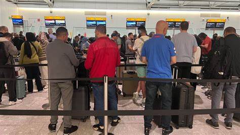 随着现代科技的广泛应用,航空运输系统愈发依赖高度数字化的管理平台。近期,欧洲多家重要机场遭遇疑似网络攻击,希思罗机场成为受影响最严重的枢纽之一,暴露出航空信息系统安全的脆弱性和潜在风险。本文深入解析该事件的经过、影响及未来对策,为航空业和旅客提供重要启示。
