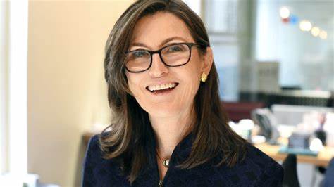 Cathie Wood对比特币与黄金走势的判断为投资者提供了新的视角,本文在宏观环境、市场结构、技术指标与监管风险间展开分析,帮助读者理解比特币能否在中长期跑赢黄金及其对资产配置的潜在影响。
