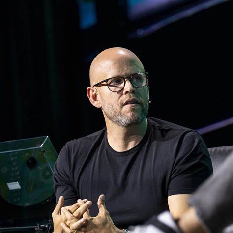 Spotify宣布创始人Daniel Ek将于2026年1月1日转任执行主席,Gustav Söderström与Alex Norström晋升为联席首席执行官。本文深入解析此一高层调整对公司战略、产品路线、市场竞争、音乐人与创作者生态、投资人预期与全球扩张的潜在影响,并探讨未来可能的发展路径与实务建议。
