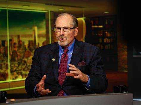 近年来人工智能概念股被追捧至极端高估值,资深价值投资人比尔·斯米德警告市场可能重演互联网泡沫。围绕估值、结构性风险与投资者应对策略展开分析,解读为何动量交易催生泡沫以及如何在不确定性中保护资产并把握长期机会。
