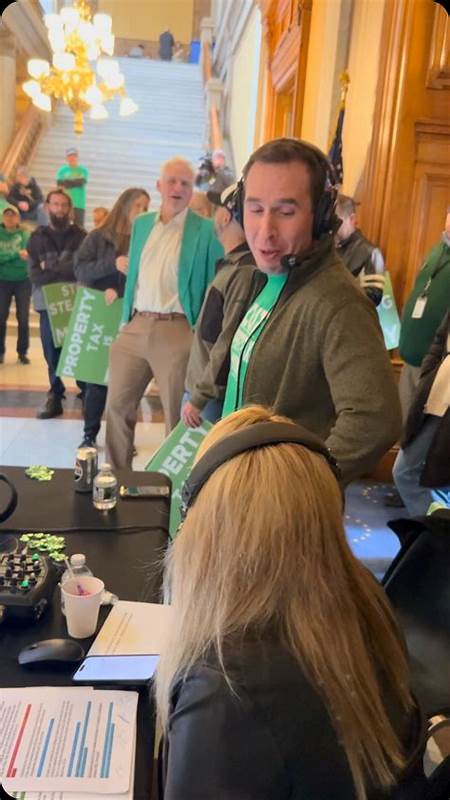 随着最新经济数据显示温和通胀和劳动市场的疲软,全球市场纷纷预期美联储将在未来多个会议上连续降息,以刺激经济增长和保持流动性充足。投资者关注美国货币政策的转变,亚洲股市创新高,美元在复杂环境下表现韧性。本篇详细解析美联储未来货币政策走向及其对全球市场的深远影响。
