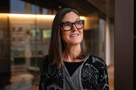 解析Cathie Wood为何称比特币为"纯加密货币"并认为其在规则性货币体系上的优势,比较她与Tom Lee对以太坊的不同判断,解读两派论点背后的技术、经济与市场逻辑,为投资者提供理性判断框架
