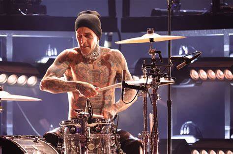 Blink-182乐队因主唱Travis Barker手指受伤宣布巡演延期,引发全球粉丝关注。本文深入分析事件背景、乐队应对策略及未来计划,并探讨音乐行业中艺人健康与商业利益的平衡问题。
