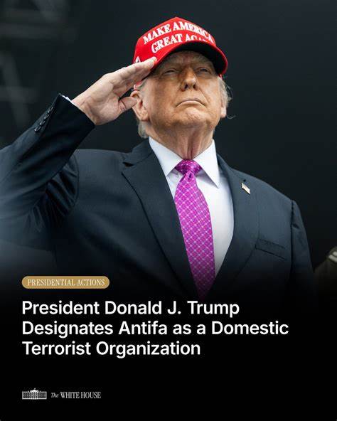 探讨美国政府将Antifa组织定性为国内恐怖组织的背景、原因及其潜在影响,分析该决定对社会治安、政治环境及公众舆论的可能影响和反响。
