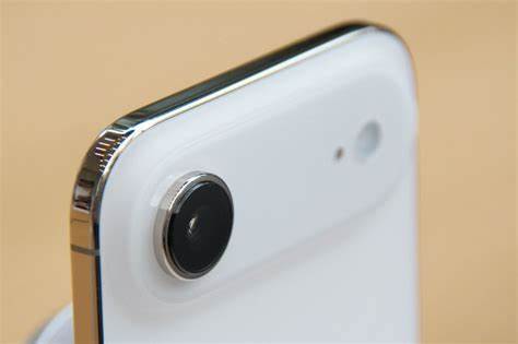 苹果公司近期对欧盟的数字市场法案提出强烈批评,呼吁对已有的反垄断法律进行重大修改,否则可能停止在欧盟销售部分产品和服务。此举反映了全球科技巨头与监管机构之间不断升级的矛盾,及其对未来科技创新和用户体验可能产生的深远影响。
