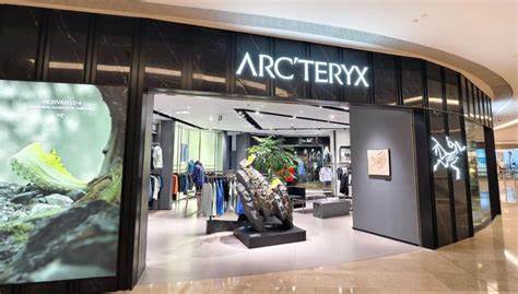 Amer Sports旗下高端户外品牌Arc'teryx制定了雄心勃勃的发展战略,计划到2030年实现50亿美元的营收,凭借优异的市场表现和精准的品牌定位,赢得了华尔街分析师的一致看好。随着直接面向消费者渠道的壮大及中国市场的快速扩张,Arc'teryx正成为全球户外运动领域的重要力量。
