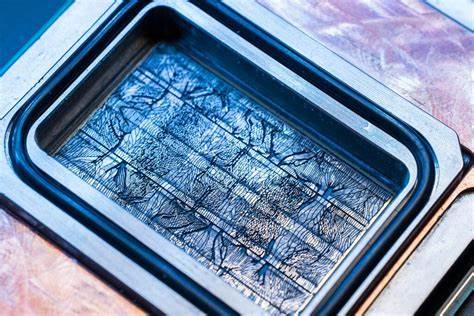 随着人工智能芯片散热需求大幅增长,微软创新微流控冷却技术成功将冷却液直接引入硅芯片内部,显著提升冷却效率,实现降温效果提升三倍,为未来高性能芯片散热及数据中心节能奠定坚实基础。
