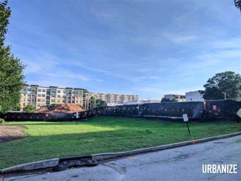 位于休斯敦市中心核心地带的 Parkside Residences,以 43 层、309 套 Class AA 豪华公寓定义城市租赁新标准。文章从项目定位、户型与内部配置、公共设施与生活方式、市场竞争与投资价值、以及周边交通与配套五个维度深入解析该项目的独特卖点与未来潜力。
