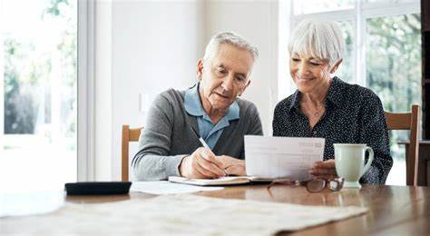了解在首次领取退休账户强制最低分配(RMD)时,如果不需要使用这笔资金,有哪些合法合理的理财策略和税务规划方法,助你最大化资产效益,降低税务负担,确保退休生活更安心。
