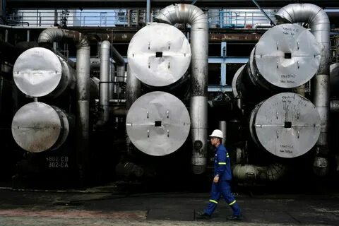 多家顶尖油品贸易商正积极争夺雪佛龙在新加坡炼油厂的半数股权,这一交易不仅关系到全球石油供应链的结构调整,也可能引发亚洲炼油市场的新一轮竞争与整合,为区域能源市场带来深远影响。
