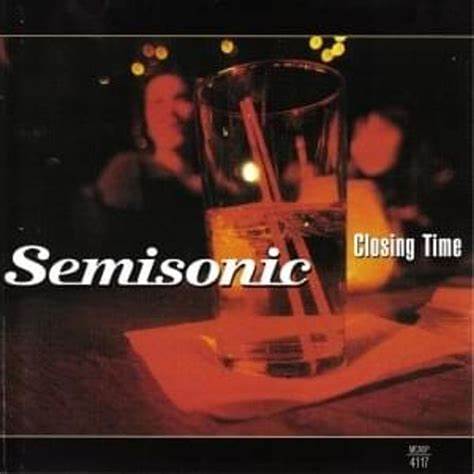 深入解读 Semisonic 的代表作《Closing Time》,从创作背景、歌词含义、音乐结构到流行文化影响,揭示这首90年代经典如何成为酒吧告别与人生转折的代名词
