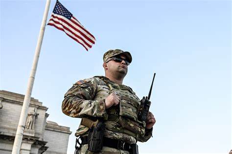 随着全球地缘政治局势日益动荡,2025年航空航天与国防行业展现出显著增长潜力。本文深入分析多重利好因素,包括航空乘客流量回升、联邦预算大幅增加以及长期稳定的国防需求,探讨这一板块未来的投资前景与增长动力。
