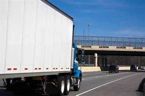 纳格尔公司近期通过收购阿克伦的坎德尔运输公司,大幅扩展了其冷藏运输车队规模,带来了技术升级、跨境业务扩张以及市场竞争力的提升。此举不仅展现了两家公司在产业协同中的深度融合,也反映了冷链物流行业规模化发展的趋势。
