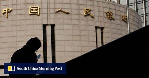 在政策优先稳增长与社会稳定的背景下,中国商业银行面临利润率持续被挤压的风险。本文解析S&P对中国银行业"日本化"的判断,剖析关键推动因素与金融指标变化,评估对经济与市场的潜在影响,并提出可行的监管与商业应对路径,帮助理解未来几年银行业的走向与风险点。
