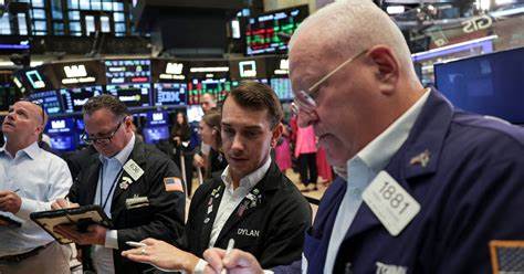 随着美国劳动力市场增长放缓,市场对美联储即将降息的预期逐渐升温,推动股市和债市出现明显上涨。这种趋势反映了投资者对经济未来走向的重新评估以及货币政策潜在调整的乐观态度。本文深入分析了劳动力市场现状、降息预期的背景及其对金融市场的影响,助力读者更好理解当前经济格局。
