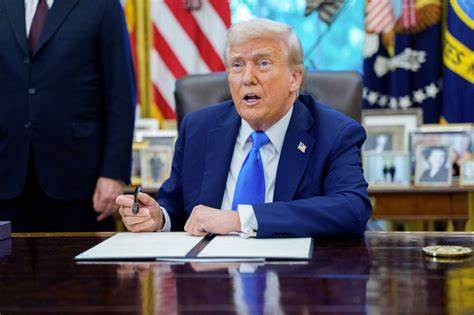 随着特朗普政府宣布对H-1B签证持有者征收高达每年10万美元的新费用,科技企业和海外人才面临重大冲击。这一政策调整不仅影响科技行业的人才引进,还引发各界对美国移民和就业市场未来走向的广泛关注。
