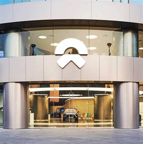 蔚来公司通过最新的股票增发成功筹集近12亿美元资金,推动智能电动汽车技术研发和全球市场扩展,彰显中国电动汽车行业的强劲发展势头。本文深入解读蔚来此次融资的背景、资金用途及其对公司未来的影响。
