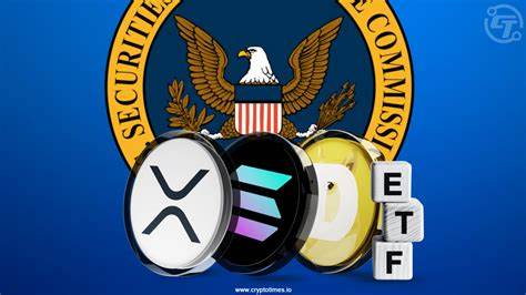 随着美国证券交易委员会(SEC)批准通用上市标准,XRP、SOL和DOGE等加密资产的现货ETF有望在今年十二月正式推出,引发市场对首批十亿美元资金流入的激烈竞争。这一历史性进展为多资产ETF市场注入新活力,促使投资者和发行机构聚焦未来的资产配置和市场份额争夺。
