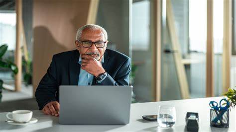 退休后投资策略需要更加注重稳定和收益,选择合适的股票类型至关重要。本文深入探讨了适合退休投资者的六种股票类型,帮助实现持续收入和稳健资产增长。
