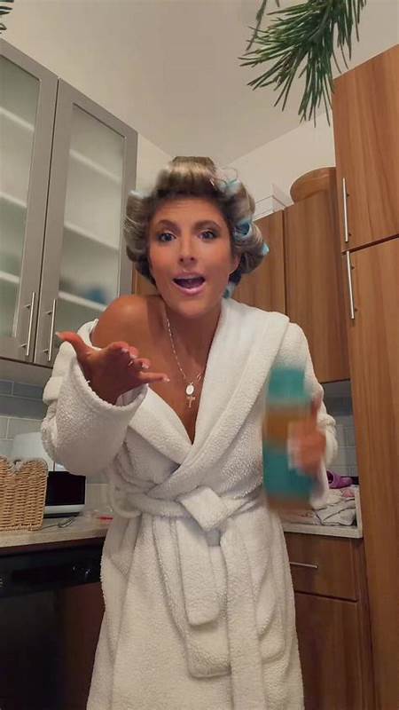 本文详细探讨了2025年Gio Scotti引领的短发发型趋势,结合时尚元素和实用建议,帮助读者理解并掌握最新的发型设计理念,提升个人魅力与自信。
