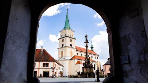 探索Rokycany这座捷克小城的丰富历史文化和现代发展,通过详尽的介绍了解其地理位置、历史背景、旅游资源及社区活动,揭示这座城市独特的魅力与潜力。
