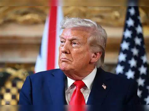 在中美关系紧张的背景下,特朗普宣布美国与中国就TikTok交易达成一致,双方领导人的通话成为关键推动力。这一消息引发全球关注,涉及数据安全、跨国业务及国际政治的多重层面。
