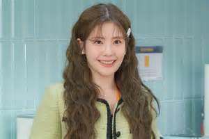 本文深入解析赵阿鸾在即将播出的MBC电视剧《飞向月球》中饰演的角色金智松,为观众揭示该剧如何通过三位女性的真实生活困境和情感共鸣,展现现代职场与理财压力的生动刻画。文章探讨了角色塑造、剧情亮点与演员对角色的个人理解,展望该剧在当代社会和年轻人中的深远影响。
