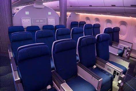 了解机票上的舱位代码对旅客选择合适票价与座位非常重要。本文详细解析了V舱、H舱、W舱、P舱、L舱各自的含义及其背后的定价策略,帮助出行者更智慧地规划行程。
