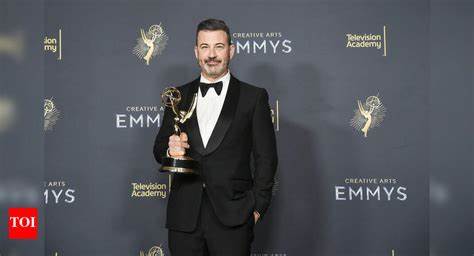 2025年创意艺术艾美奖揭晓,备受瞩目的《周六夜现场》第50季横扫11项大奖,前总统巴拉克·奥巴马和音乐巨星肯德里克·拉马尔分别赢得重要奖项,彰显他们在电视和音乐领域的卓越贡献。本文深入解析本届奖项亮点及各大获奖者的精彩表现。
