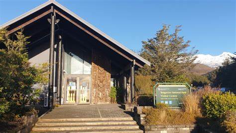 汤加里罗国家公园作为新西兰最古老的国家公园,以其独特的火山地貌、丰富的毛利文化遗产和世界顶级的户外探险体验,成为冒险者和自然爱好者心中的圣地。这里不仅有激动人心的徒步路线和滑雪胜地,更有令人难忘的自然景观和现代化的旅游配套设施,为访客打造难忘的旅行体验。
