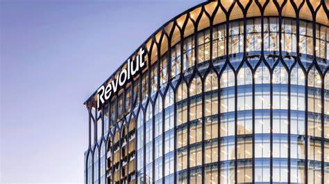 Revolut宣布未来五年投资130亿美元用于全球扩张,计划创造一万名就业、在英国投入40亿美元并将客户规模从6500万增至一亿,本文深入解析其投资布局、地区战略、监管与竞争风险,以及对消费者和企业的潜在影响。
