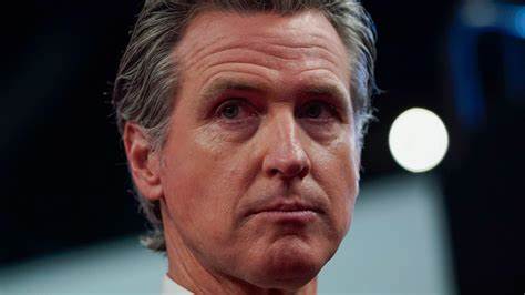 加州州长加文·纽森近期公开表达了对2028年美国总统选举能否如期举行的深切担忧,聚焦于选举制度面临的挑战与政治操控风险。本文深入解析纽森的担忧背景、相关改革措施以及选举制度对民主的重要性。
