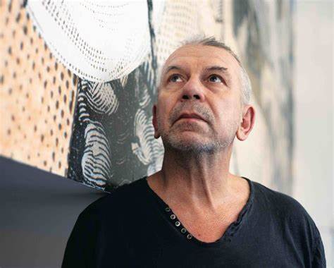 探讨展览癖与偷窥癖在现代社会中的表现与边界,揭示都市生活中隐秘的欲望交流方式及其法律伦理考量,剖析同性恋群体中隐秘场所的文化意义与自我表达的复杂关系。
