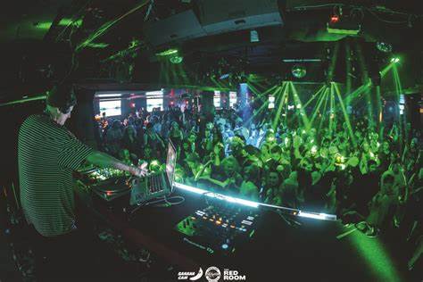 探索加拿大著名DJ Mat the Alien在严重事故后的顽强复出,以及他如何通过音乐重获生命力,为残障人士树立榜样。

