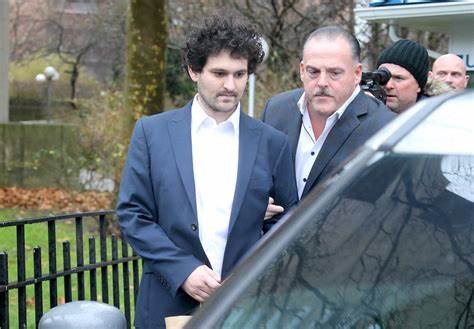 山姆·班克曼-弗里德,前FTX创始人,因加密货币交易所破产及重大金融欺诈被判处25年监禁,此判决不仅震动加密货币行业,也促使全球针对数字资产的监管体系进行深刻反思与调整。
