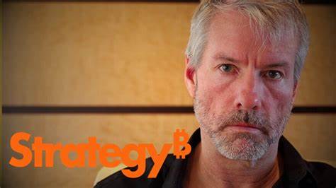 Strategy公司宣布暂停其MSTR股票自动发行计划,标志着自2025年8月修订股权发行指导方针以来的首次停顿。此次举措反映了公司在股票多重净资产价值(mNAV)指标及市场环境下的灵活调整策略,对MSTR股价及未来加密资产布局产生重要影响。
